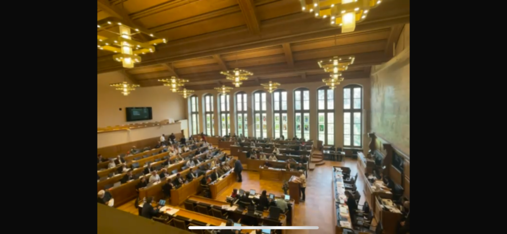 Und das ist der Blick von der Zuschauertribüne hinab in den Saal...

Ein sehr gelungener Anlass!