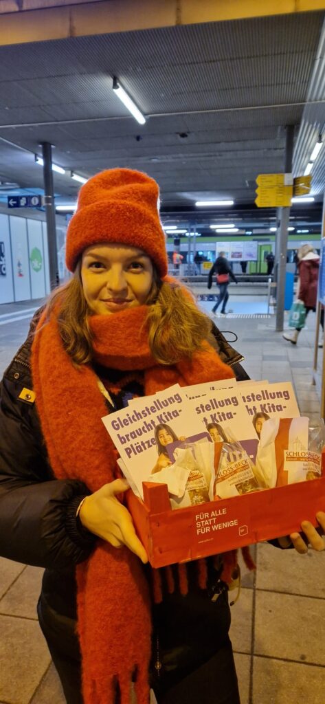 Oriana - zusammen mit der SP Lyss-Busswil - frühmorgens am Bahnhof Lyss beim krönen von Pendler:innen mit Dreikönigsbrötchen...