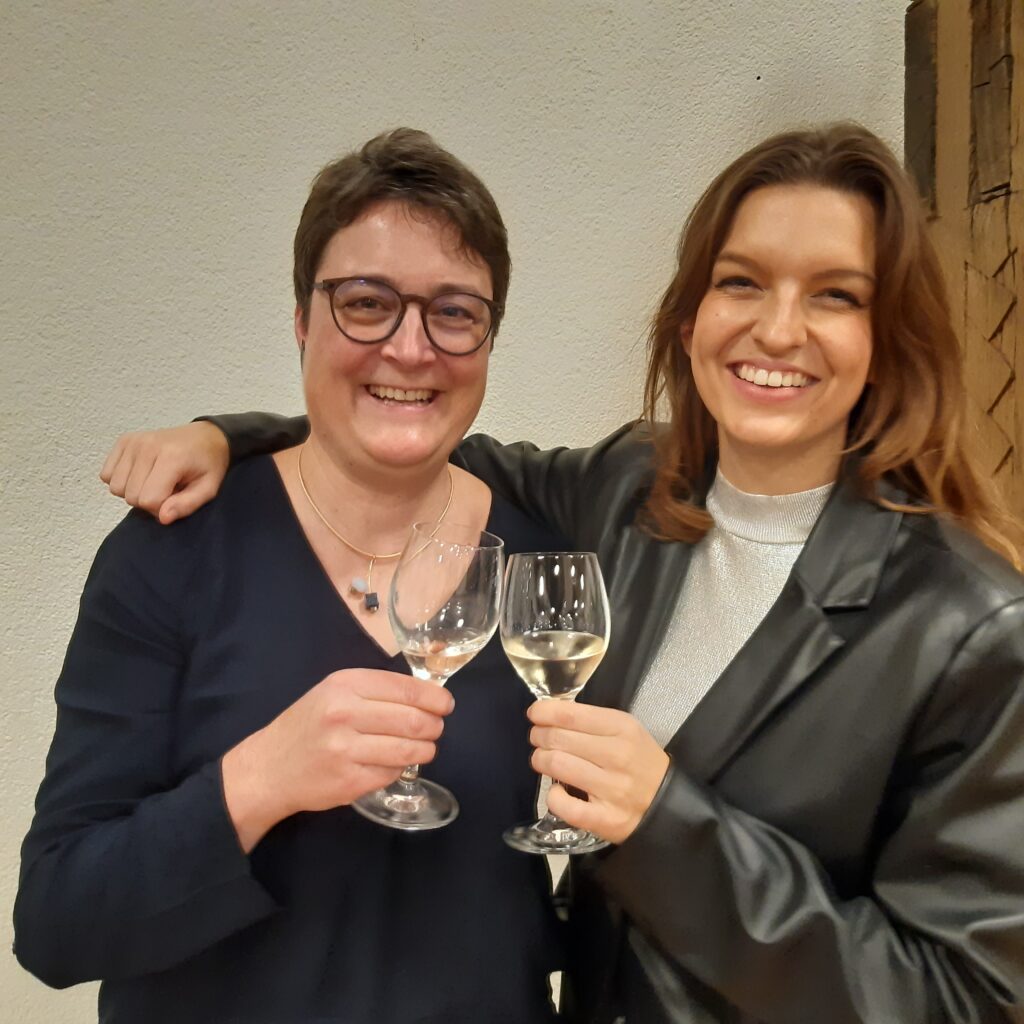 Oriana und Katrin prosten sich im GGR Lyss Ende 2023 zu auf ein erfolgreiches 2024